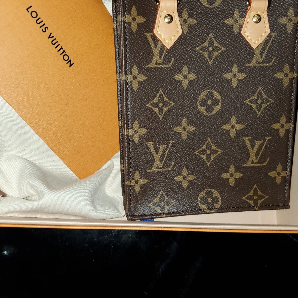 Louis Vuitton Petit Sac Plat